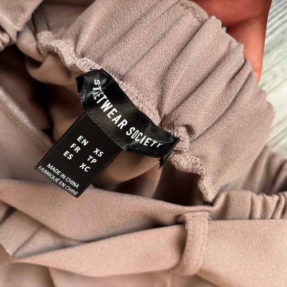 Stylish Tan Cargo Pants, size XS - Picture 3 of 3